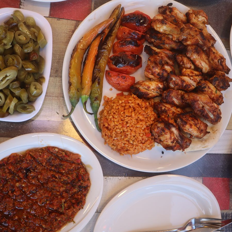 Ocakbaşı sofrası: kanat, közler, ezme ve haydari
