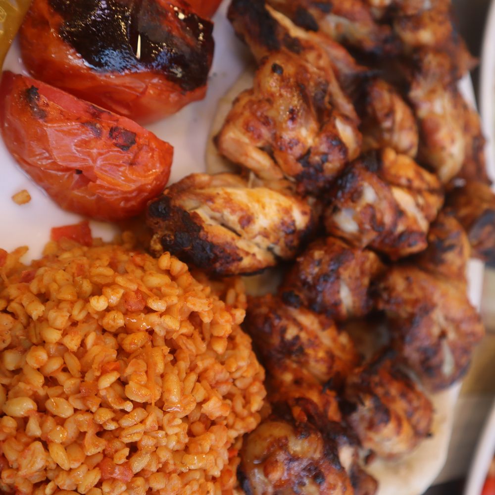 Kanat, bulgur pilavı ve közler